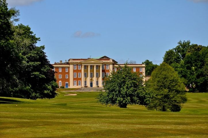 Cavill estudou na St. Michael's Preparatory School, em Jersey, e depois na Stowe School, na Inglaterra.