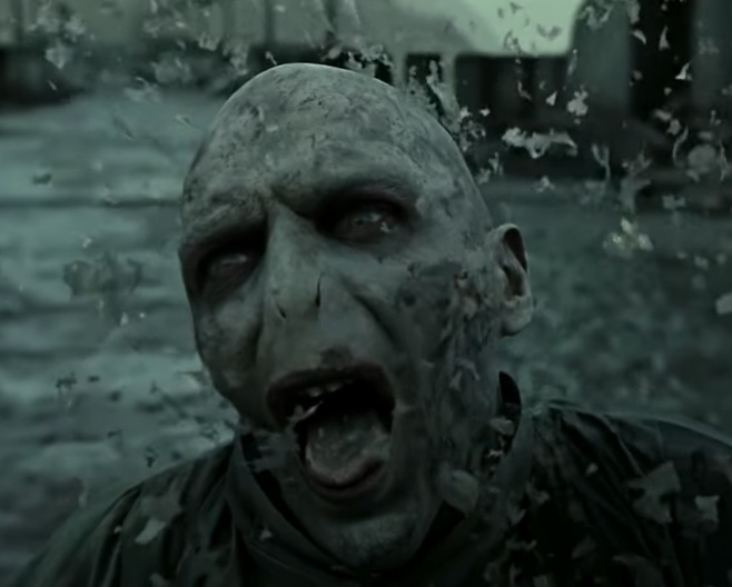  Cena memorável: Harry enfim vence Voldemort - Toda a saga gira em torno do vínculo entre Harry e Aquele-Que-Não-Deve-Ser-Nomeado. Logo, a angústia e o medo que os fãs passam durante todos os filmes se transforma em alívio quando Harry (dado como morto) reage e, enfim, vence o vilão. 