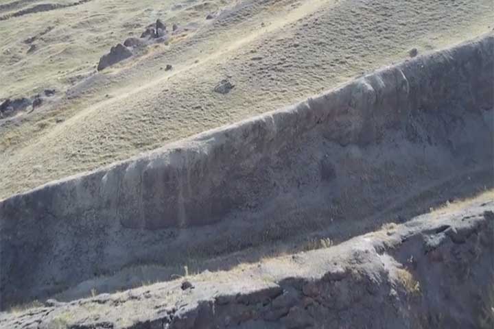 Os pesquisadores mostram que houve atividade humana no monte em forma de barco entre 5500 a.C. e 3000 a.C. Além da Monet, veículos internacionais, como Daily Mail, UNILAD e The New York Post, também compartilharam a notícia.