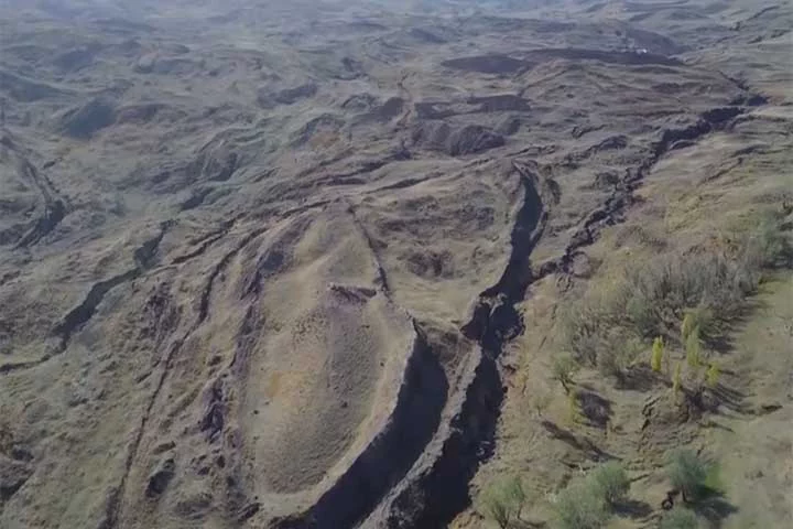 Um exemplo é o Dr. Andrew Snelling, Ph.D. da Universidade de Sydney (Austrália), que afirma que o Monte Ararat não pode ser o local onde a arca jaz, pois ele teria se formado após o fim do dilúvio.