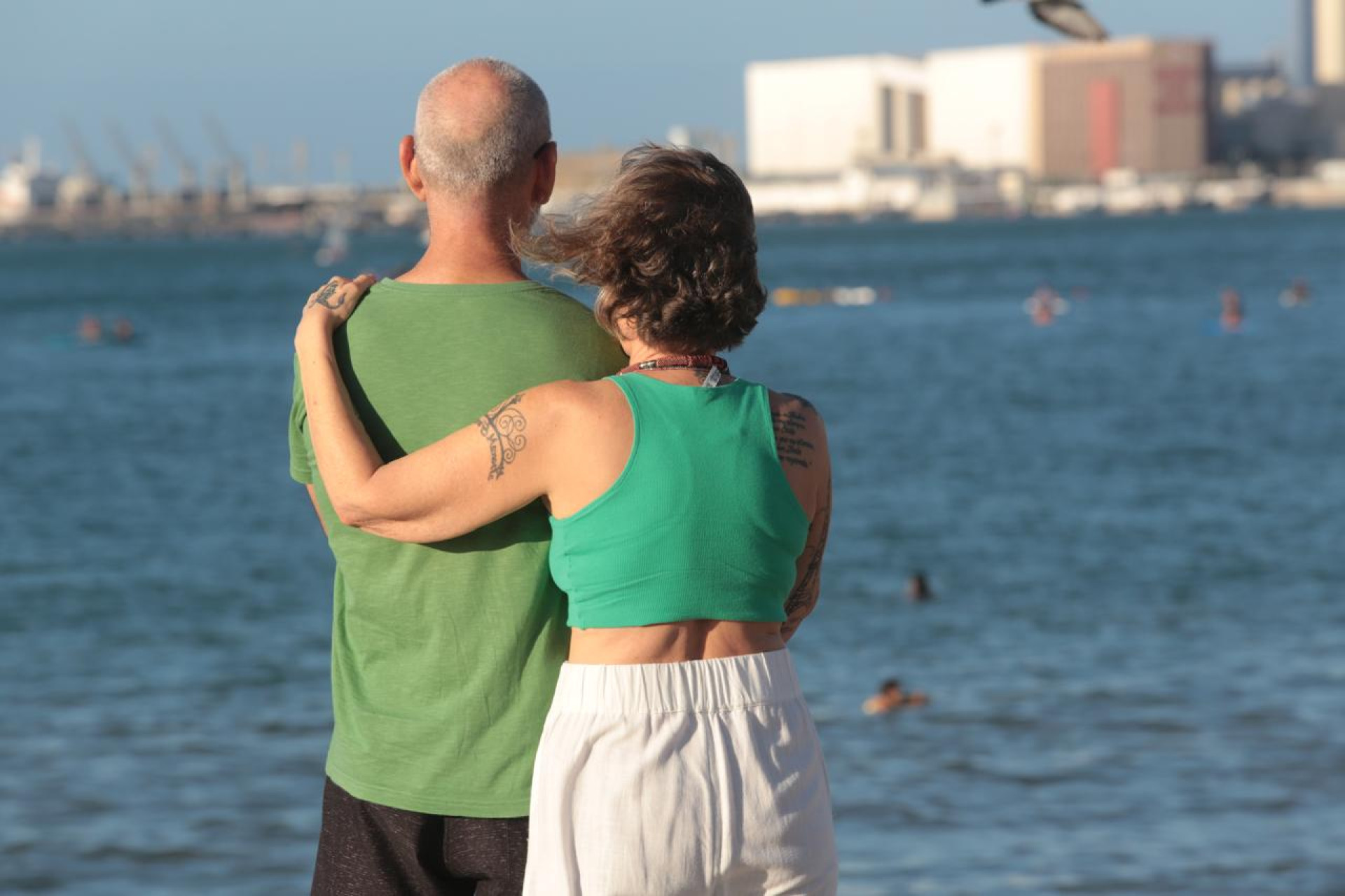 Casal Aurélio e Carlise passeiam na tarde deste domingo, 21, para ver o por do sol