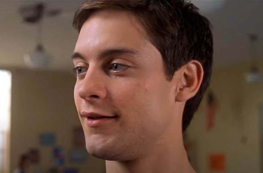 Terceira curiosidade: A cena em Homem-Aranha (2002) em que Peter Parker impede Mary Jane de cair e empilha suas comidas na bandeja antes de cair no chão foi feita sem efeitos. Tobey Maguire conseguiu na tentativa 156.