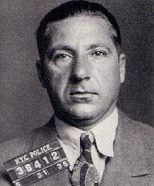 Frank Costello - Italiano, esse famoso mafioso nasceu com o nome de Francesco Castiglia. Sobrevivente da temida Guerras dos Gângsteres, Costello ganhou o apelido de Primeiro Ministro da Máfia.