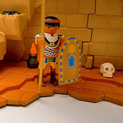 Já entre os meninos o sucesso era a linha de bonecos Playmobil. Pequenos, movimentavam os braços e as pernas. Os cabelos eram destacáveis e o boneco tinha um sorriso no rosto.  