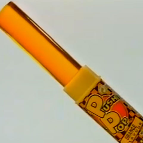 O pirulito Push-Pop também fazia sucesso entre as crianças. Era preciso colocar o dedo na parte inferior da embalagem para empurrar, fazendo com o que o pirulito saísse. 