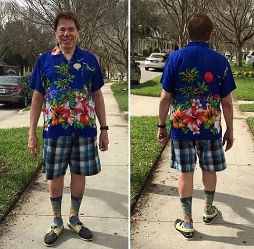 Fora da TV, Silvio já chamou atenção com a troca do terno por roupas coloridas. Ele gosta de camisas e bermudas com estampas chamativas. Que tal esse modelito? 