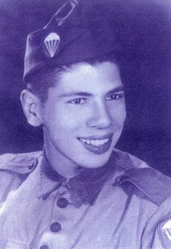 Aos 18 anos, serviu na Escola de Paraquedistas no Exército, com bom desempenho nos saltos. E trabalhava como locutor de rádio em Niterói. A ida do Rio para Niterói era por barca. E Silvio começou a vender produtos usando alto-falante no trajeto. Quem comprasse uma bebida, ganharia uma cartela de bingo para concorrer a prêmios. 