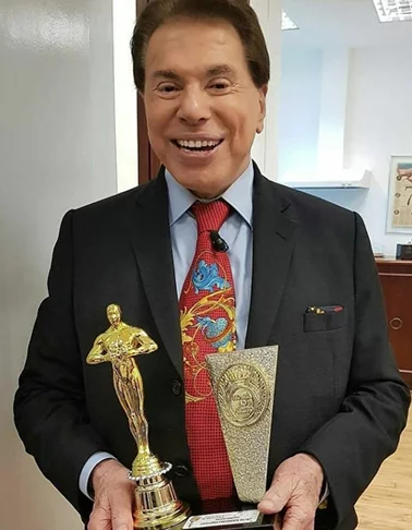 Silvio concede o Troféu Imprensa aos melhores do ano. O prêmio, criado em 1958 pelo jornalista Plácido Manaia Nunes, era abstrato. Não havia estatueta. Em 1970, Silvio ganhou os direitos e reformulou a premiação, como uma espécie de Oscar.