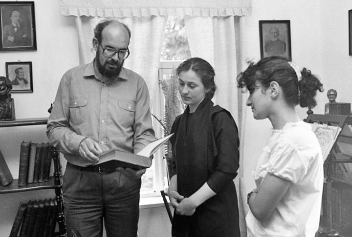 O corpo foi encontrado boiando em uma piscina, com tiro na cabeça e uma arma, além de munições, do lado. Ele faleceu aos 61 anos e, de acordo com a viúva, Yuri faleceu após se desentender com diretores da Gazprom por conta de negócios. 