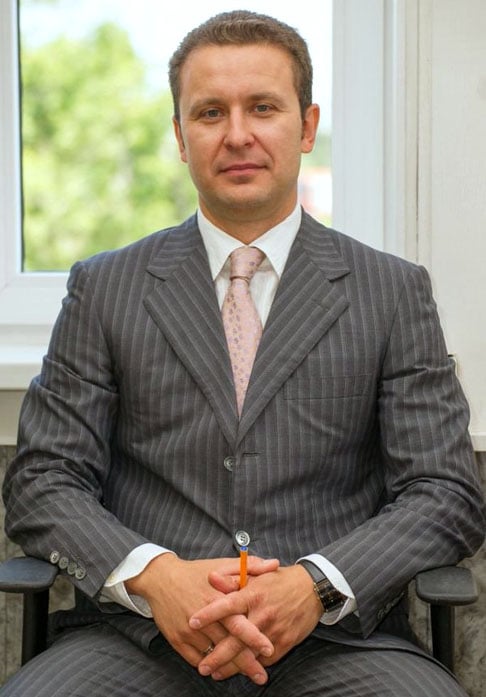 Empresário no ramo da medicina, Vasily Melnikov foi encontrado morto, também com sua família em casa, mas na cidade de Novgorod. 