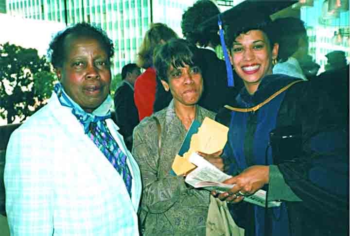 De acordo com a autobiografia escrita por Kamala Harris, “The Truths We Hold”, ela e a irmã Maya tiveram um grande contato com as culturas indiana e negra graças à influência da mãe.
