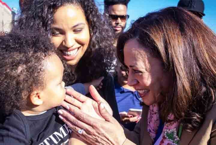 Dados reunidos pelo FiveThirtyEight indicam que Kamala tem aprovação de 37% dos americanos ante 51% de desaprovação. Por outro lado, uma pesquisa da CNN apontou que ela teria mais chances que Joe Biden de derrotar Donald Trump na eleição presidencial.

