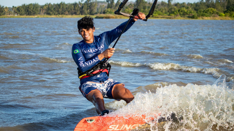 Carlos Mario Bebê é de Caucaia e foi campeão kitesurf cinco vezes em competição mundial e seis vezes em competição nacional, mesmo com apenas 26 anos. 
