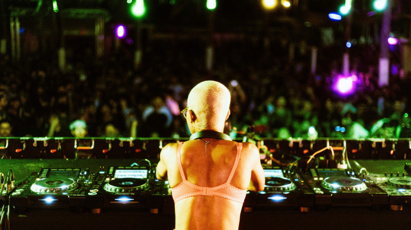 Em sua quarta edi&ccedil;&atilde;o, o Festival Zepelim contar&aacute; com as festas Bateu e L&aacute; em Cima, com sets acontecendo em paralelo &agrave;s apresenta&ccedil;&otilde;es do palco principal