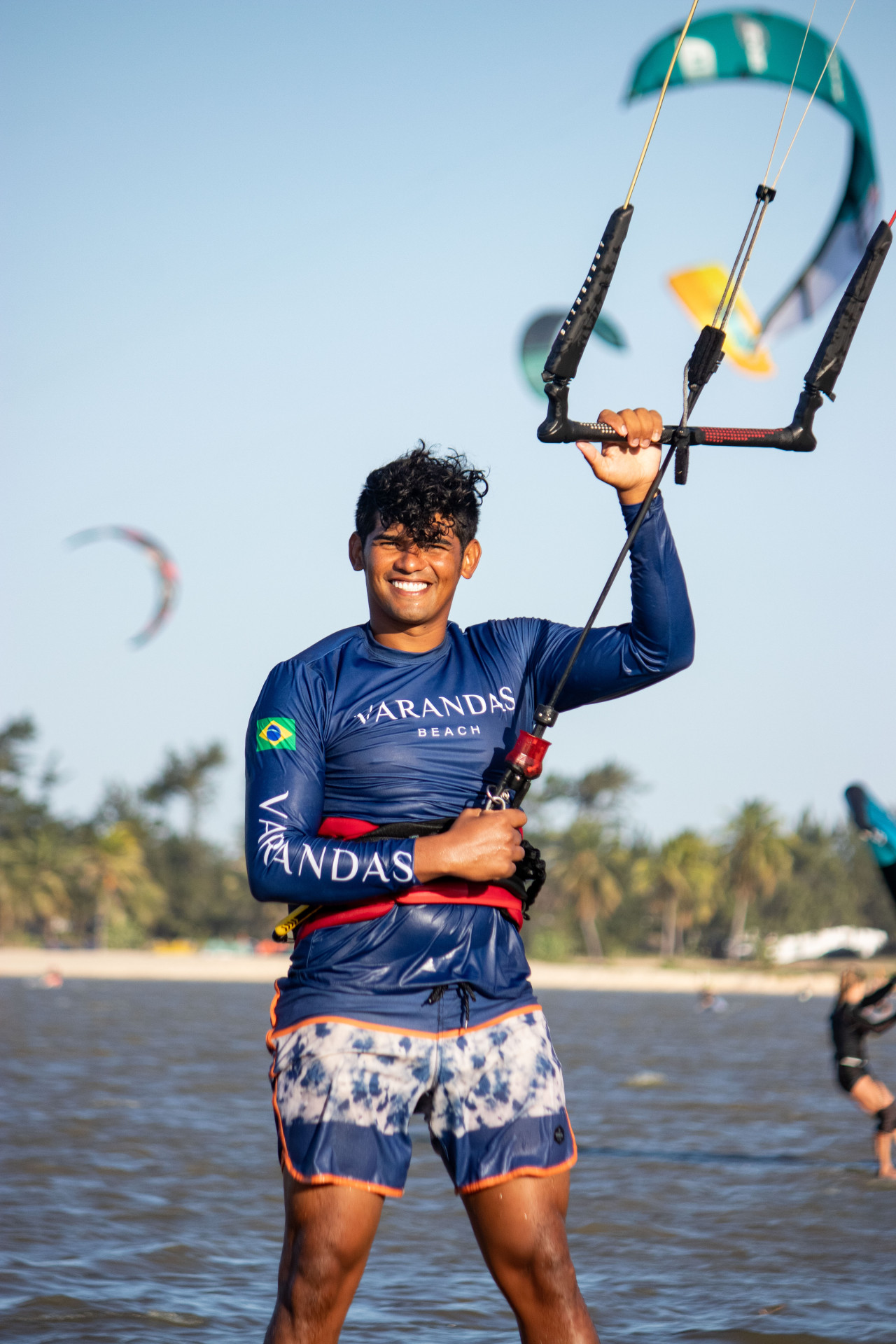 Carlos Mario Bebê, atleta de kite surfe, recebe vários turístas na temporada de ventos do litoral para praticar a modalidade 