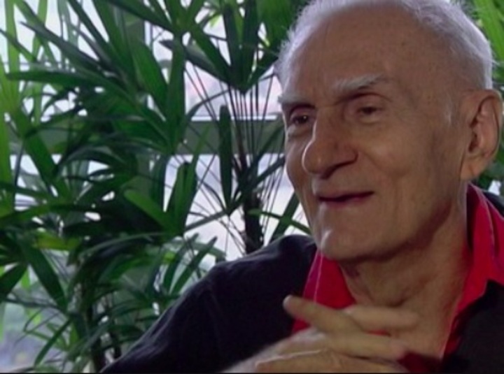 Suassuna teve uma infância marcada pela imersão na cultura do sertão paraibano, mas também por uma tragédia.