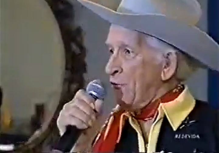 Também na infância, Roberto aprendeu a tocar piano e violão. Seu maior ídolo é Bob Nelson (foto), cantor paulista (1918-2009) que se projetou no gênero country. 