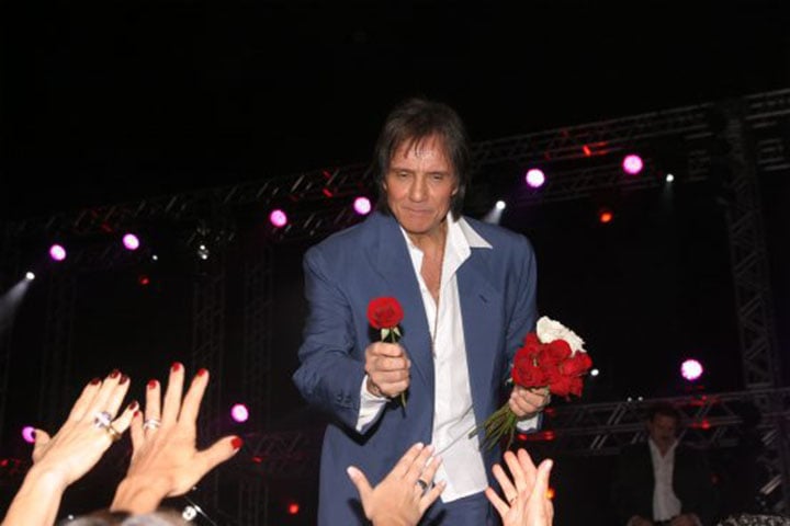 De acordo com a Pro-Música Brasil, antiga Associação Brasileira dos Produtores, Roberto já vendeu mais de 140 milhões de discos, um recorde no Brasil. 