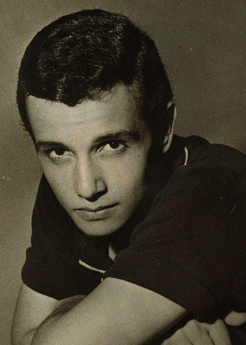 Roberto começou a carreira na década de 1950, cantando pelas rádios capixabas. Logo se mudou para o Rio de Janeiro, onde mora até hoje. 