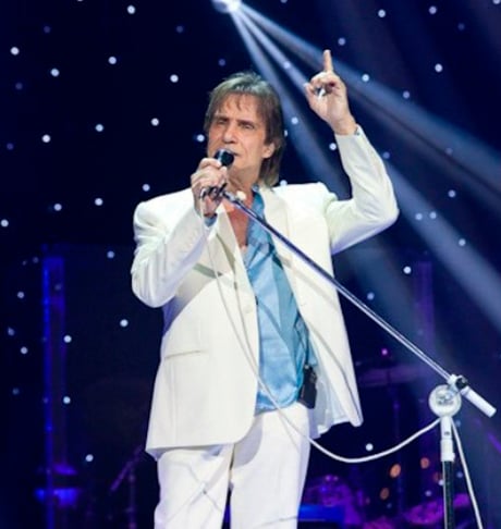 Atualmente, Roberto Carlos está no topo dos cantores mais ricos do Brasil, com um patrimônio estimado em mais de R$ 1 bilhão!