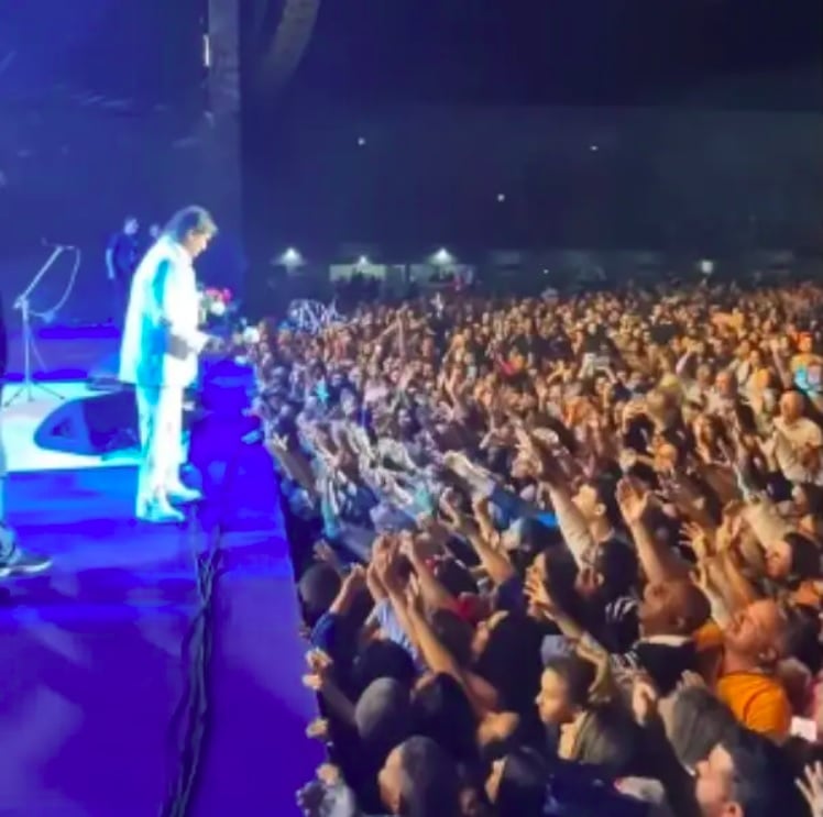 No setlist, além de ter cantado seus maiores sucessos, o Rei também apresentou a nova música Eu Ofereço Flores, que dá nome ao show. 