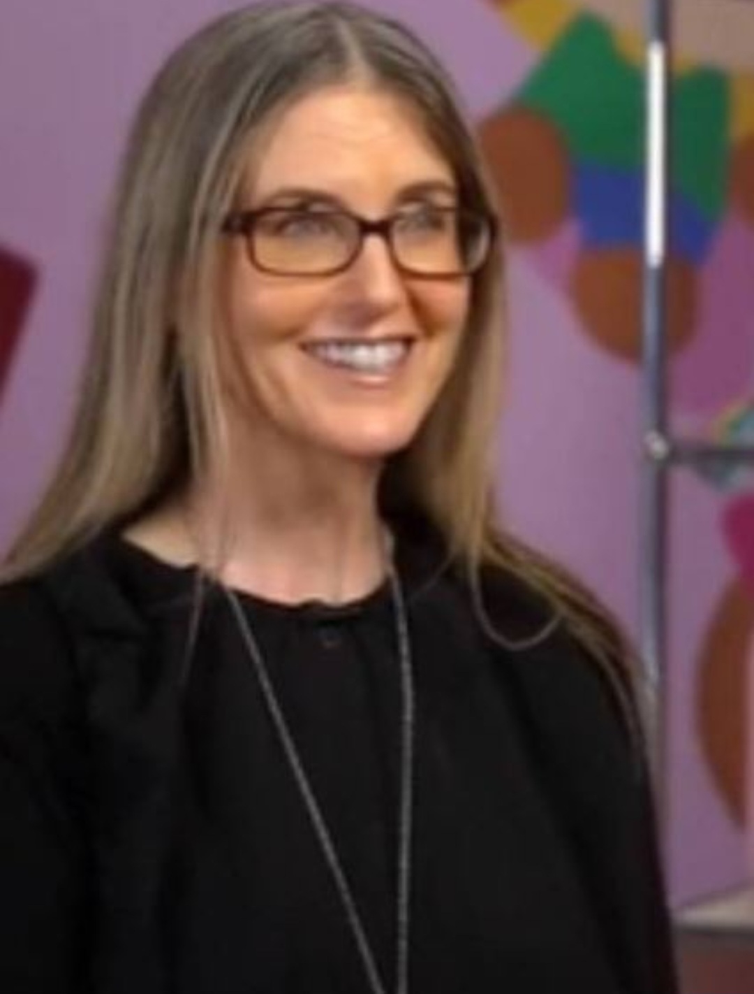 A diretora Jill Cook, da Sanrio - empresa japonesa criadora da Hello Kitty - disse numa entrevista ao Today Show, da NBC, que a personagem não é uma gata, mas sim uma menina nascida e criada em Londres.