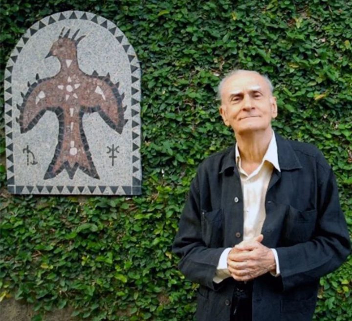 Suassuna ficou mais conhecido por suas peças teatrais, que misturam elementos da comédia, tragédia e do folclore nordestino. 