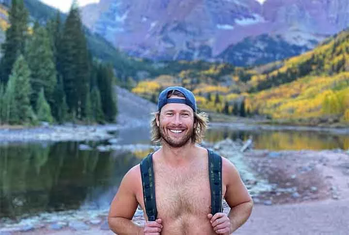 Glen Powell frequentou a Universidade do Texas, em Austin, cursando Espanhol e História Americana. Porém, não chegou a se formar. Ele agora quer retomar os estudos.