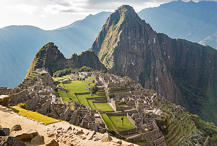 Machu Picchu significa velha montanha em quéchua, língua nativa do local. A cidade foi construída a pedido do nono imperador inca Pachacutéc, em meados do século XV.