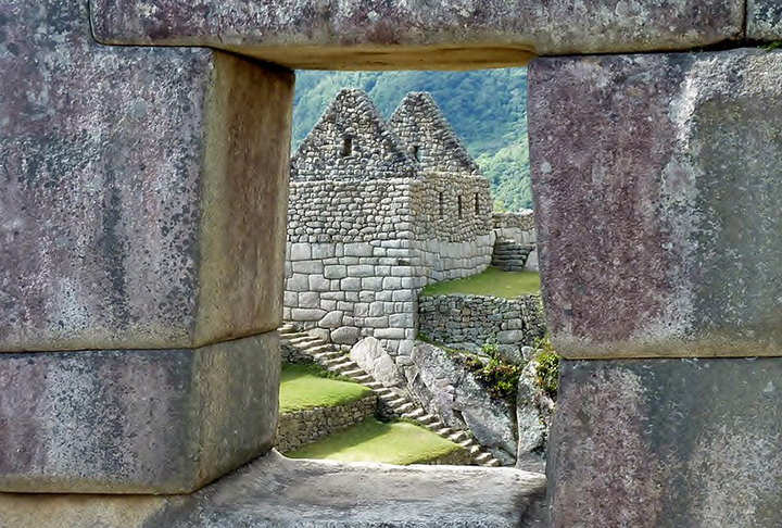 Cerca de 30% da estrutura original de Machu Picchu estão preservados, o restante foi reconstruído. Mesmo assim, é possível ter noção do nível de desenvolvimento dos incas, inclusive os eficientes sistemas de irrigação e abastecimento de água. 