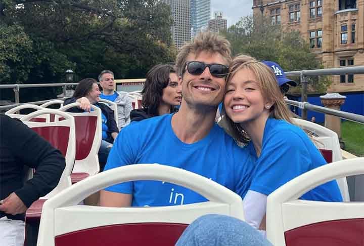 Afinal, Powell e a atriz Sidney Sweeney, sua companheira de gravação em Todos menos você, filme de 2023, causaram polêmica. Eles interpretam um casal no longa e a química da dupla chamou a atenção dos fãs.