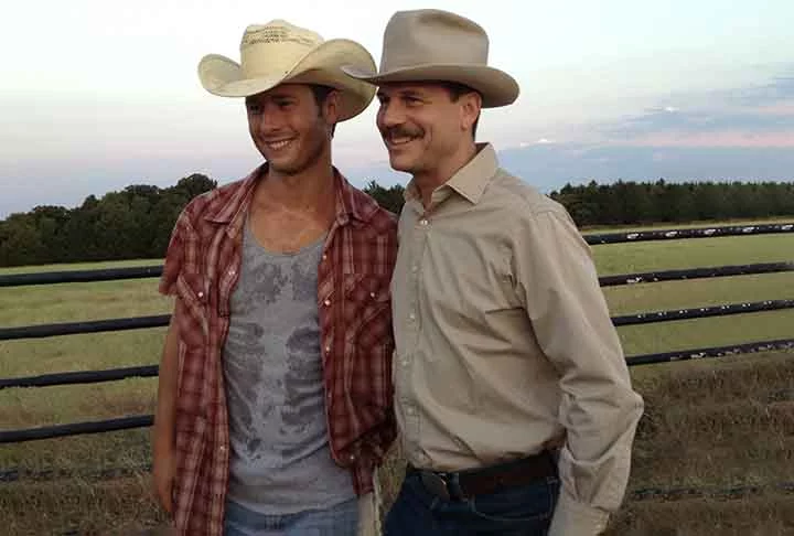  Ao lançarmos 'Twisters' para o mundo, eu só queria olhar para cima e tirar o chapéu para a lenda que é Bill Paxton. Um grande amigo meu que viu poesia no mundo natural. É impossível preencher o seu lugar, mas esta vida é toda sobre perseguir os grandes, disse Powell nas redes sociais no dia da estreia do filme nos EUA.