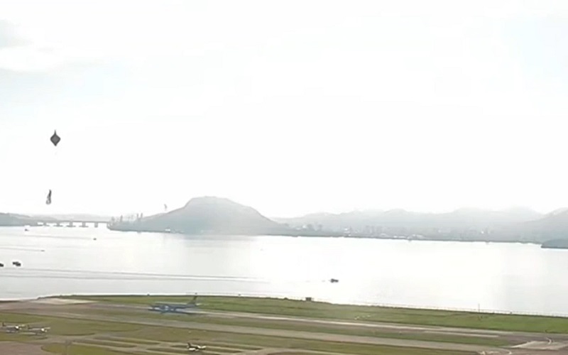 Em maio de 2023, por exemplo, a presença de um balão obrigou um avião a retardar sua aterrissagem perto da pista do Aeroporto Santos Dumont, no Rio de Janeiro. 