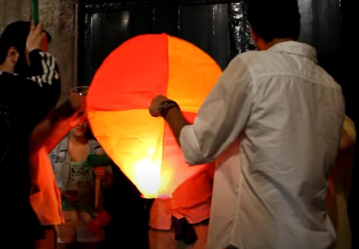 Preparados geralmente com papel ou nylon, que são materiais fáceis de carregar e de montar, os balões têm ar quente, com buchas acesas que representam um enorme risco para todos.  Portanto, diga não aos balões. 