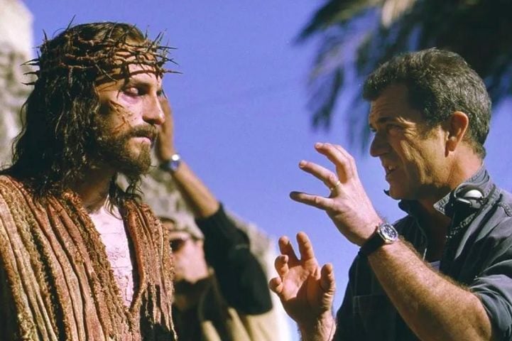 Jim Caviezel, em A Paixão de Cristo (2004): O filme, dirigido por Mel Gibson, narra as últimas 12 horas da vida de Jesus, desde sua prisão até sua crucificação, e é conhecido pela intensidade de sua representação visual e emocional.