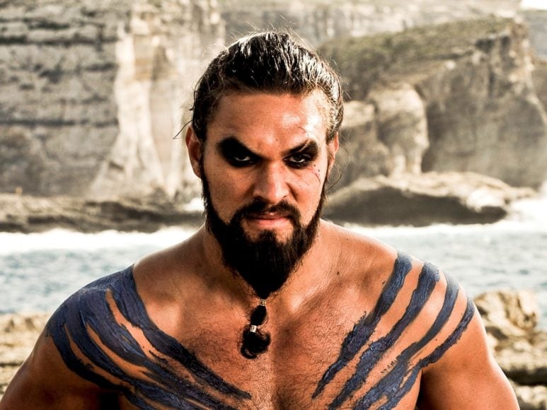 Já Jason Momoa conquistou o público quando surgiu como Khal Drogo, na aclamada série de TV  “Game of Thrones”, frande sucesso no streaming.