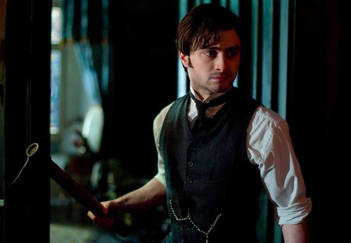 Após o sucesso de Harry Potter, Radcliffe procurou diversificar seu portfólio de atuação. Ele estrelou o thriller sobrenatural A Mulher de Preto (2012) e teve papéis em filmes como Versos de Um Crime (2013), no qual interpretou o poeta Allen Ginsberg.