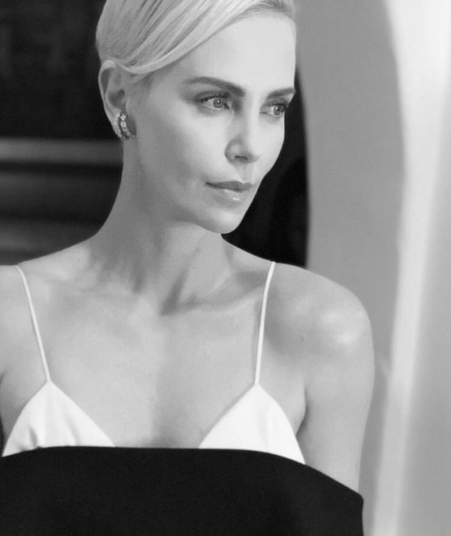 Depois de começar a carreira como modelo e dançarina, Theron ganhou reconhecimento internacional por sua interpretação marcante no filme Monster: Desejo Assassino (2003).