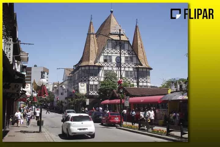 Balneário também fica a aproximadamente 40 km de Blumenau (foto), cidade que tem a tradicional Oktoberfest, festival de cultura alemã que atrai milhares de turistas em outubro. 