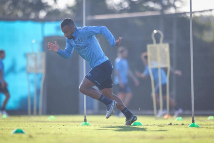 RS - FUTEBOL/ TREINO GREMIO 2024 - ESPORTES - Jogadores do Gremio realizam treino técnico durante a tarde desta segunda-feira, no CT Luiz Carvalho, na preparação para a partida valida pelo Campeonato Brasileiro 2024. FOTO: LUCAS UEBEL/GREMIO FBPA