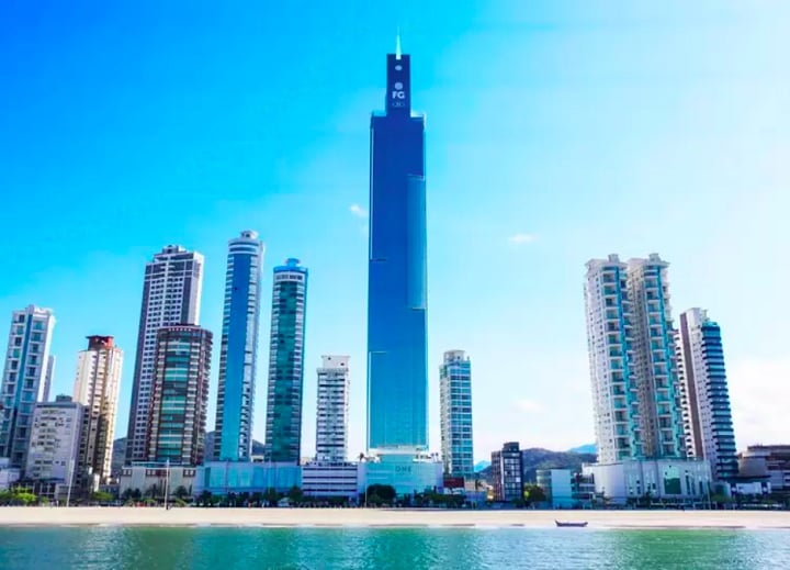 Oito dos 10 maiores prédios do Brasil ficam em Balneário Camboriú. Seus arranha-céus impressionantes chamam a atenção dos turistas.