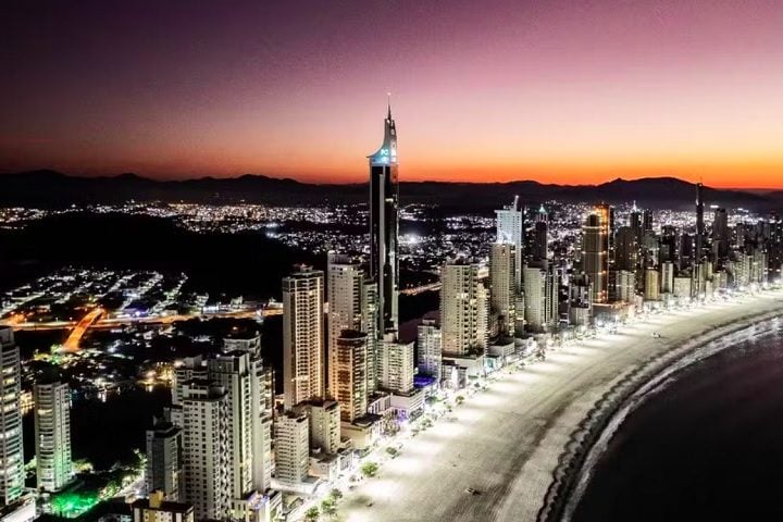 Nos últimos anos, Balneário Camboriú tem atraído cada vez mais milionários em busca de projetos de alto padrão do ramo imobiliário.