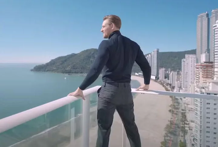 Um dos empreendimentos que Diego divulga conta com uma cobertura duplex avaliada em R$ 33,5 milhões, com direito à piscina particular, portas blindadas, teto retrátil e vista para a praia!