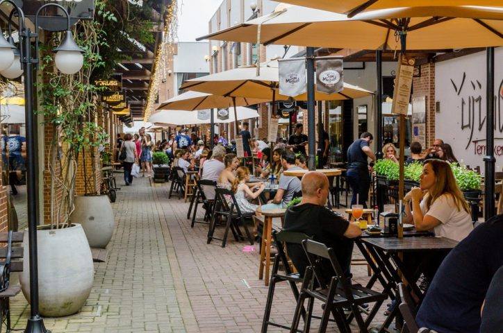 A cidade tem ainda a Ilha das Cabras, o Morro do Careca, diversas opções de turismo, lojas de souvenir e até um bondinho para turistas. O Passeio San Miguel (foto) é outro lugar muito procurado por turistas. 