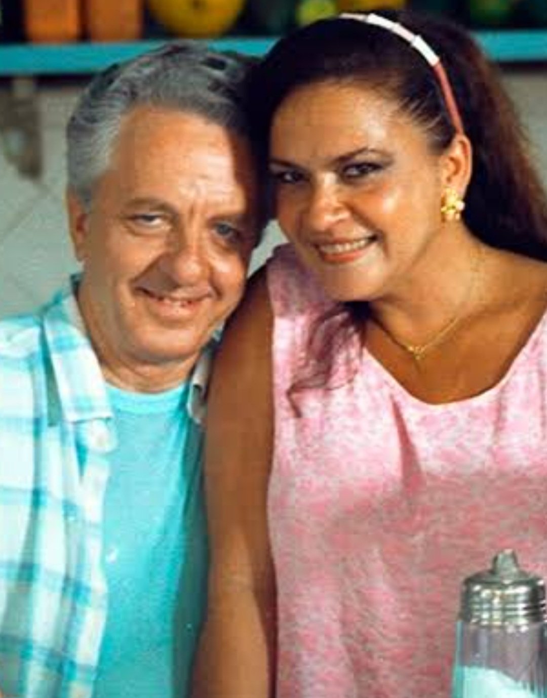 Rogério era advogado, mas não exercia a profissão. Quando jovem, também chegou a cursar Odontologia, mas interrompeu o estudo para se dedicar à carreira artística. O ator fez várias novelas. Entre elas, Explode Coração (1995), como o popular Salgadinho. Na foto, ele ao lado de Regina Dourado, sua parceira na novela. 