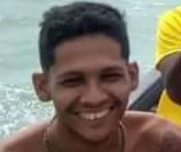 O surfista André Luiz Gomes da Silva, de 32 anos, foi atacado na Praia dos Milagres, no bairro do Varadouro. Os médicos foram chamados com urgência e rapidamente começaram a tratar a vítima, que estava com ferimentos graves na perna. Ele precisou passar por cirurgia. 