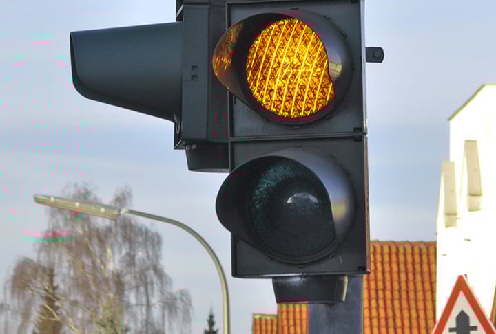 O amarelo se manteria como “atenção”. O amarelo vem sendo consolidado como uma cor de alerta, usada inclusive com efeito luminoso para chamar atenção quando há algum empecilho na rua. 