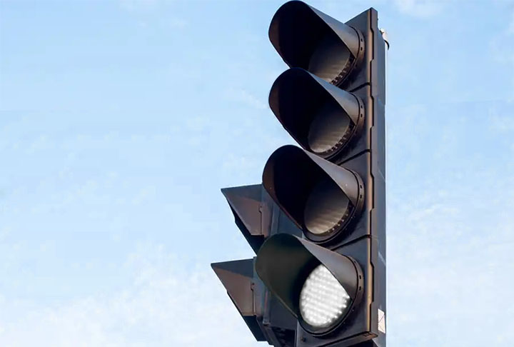 Assim, todo motorista humano presente naquele alcance será informado pela luz branca: PARE se ela apagar, CONTINUE se estiver acesa.