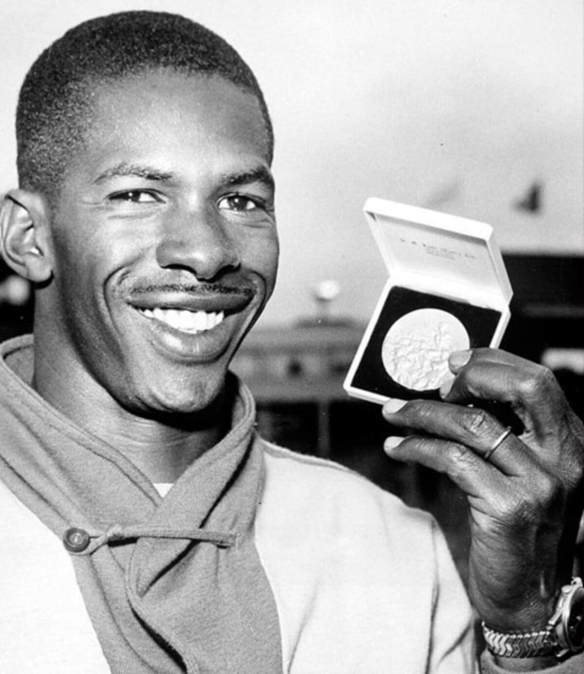 Roma-1960: Adhemar Ferreira da Silva, bicampeão olímpico do salto triplo (1952 e 1956), conduziu a bandeira brasileira na capital italiana.