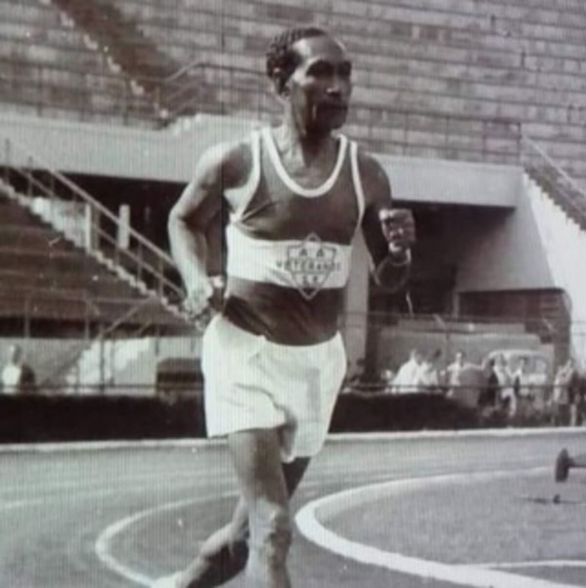 Paris-1924: primeiro negro a representar o Brasil em Jogos Olímpicos, o corredor Alfredo Gomes foi o porta-bandeira na capital francesa.